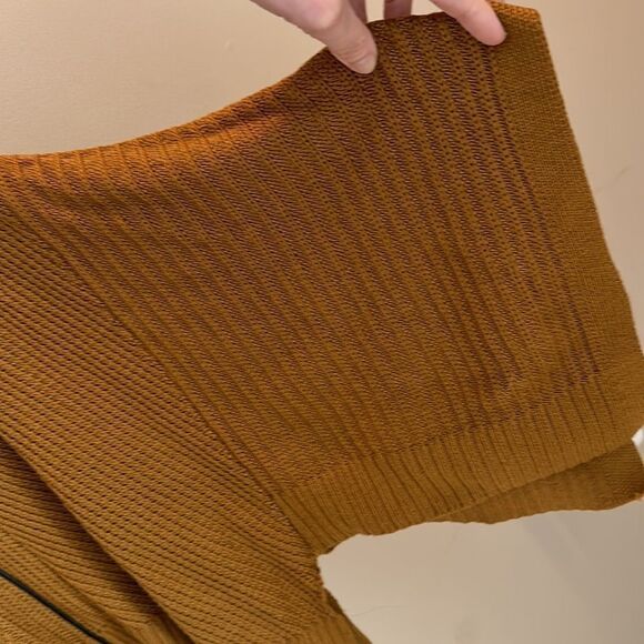 Like new Lululemon Zippered Poncho with Sleeves - Picture 4 of 6